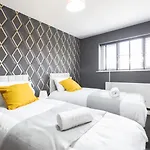 Large 5bdr 11 Beds Contractor Exclusive Apartmán