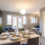 Large 5bdr 11 Beds Contractor Exclusive Apartmán *