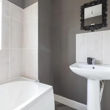 Large 5bdr 11 Beds Contractor Exclusive Apartman *