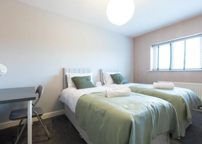 דירה Large 5bdr 11 Beds Contractor Exclusive *