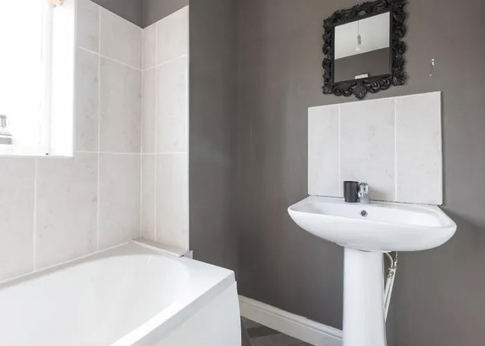 Large 5bdr 11 Beds Contractor Exclusive Apartment *