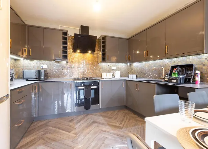 Large 5bdr 11 Beds Contractor Exclusive * Leeds (West Yorkshire)