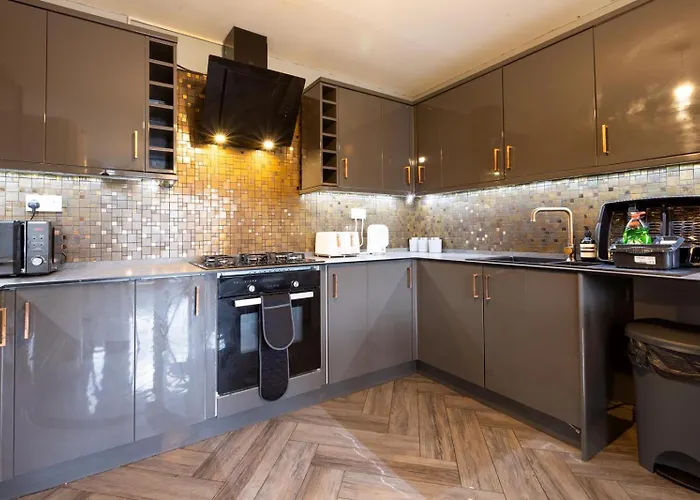 דירה Large 5bdr 11 Beds Contractor Exclusive