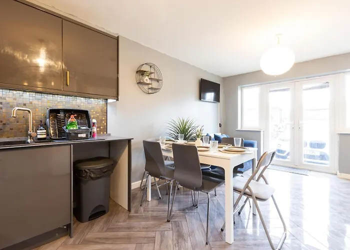 Large 5bdr 11 Beds Contractor Exclusive Apartment *