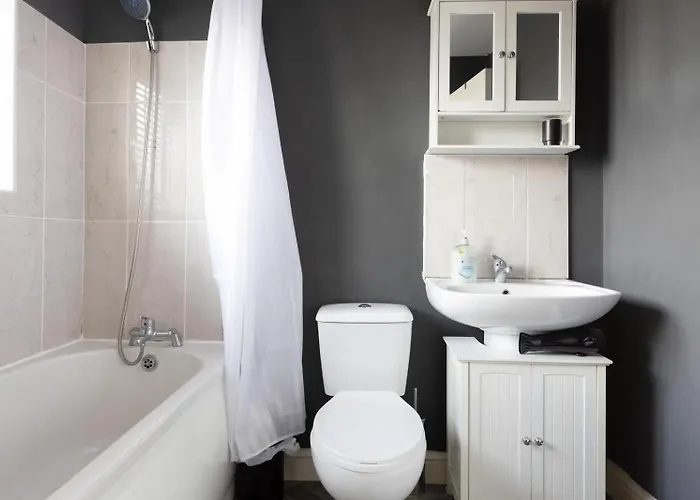 דירה Large 5bdr 11 Beds Contractor Exclusive *